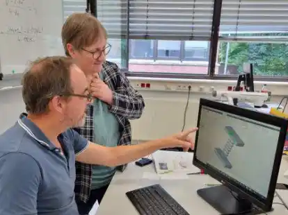 Ausbilder Thomas Brumund zeigt Gesch&auml;ftsbereichleiterin Christine Wasserthal-Braun die Modellierung einer Druckfeder im CAD-Programm.