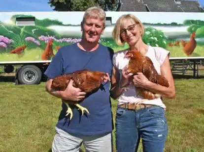 Starten mit ihrem H&uuml;hner-Mobil: Sabine und Hilmar Reuter aus Ohe.