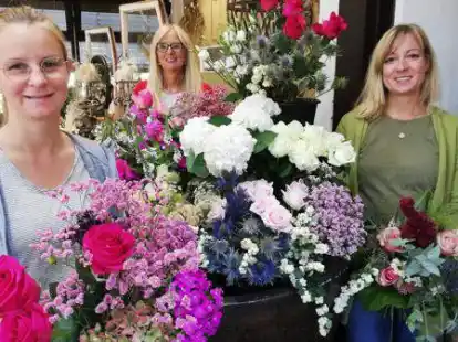 Berufswelt statt Hochschule: Tabea Jan&szlig;en (links) verst&auml;rkt ab sofort das Team von &bdquo;Floristik Anke Michalski&ldquo; in Varel-Obenstrohe. Ziel der 23-J&auml;hrigen ist es, die Meisterschule f&uuml;r Floristen zu besuchen. In der Mitte Floristmeisterin Anke Michalski, rechts die langj&auml;hrige Floristin Andrea Neuke.