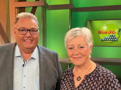 TV-Moderator Michael Th&uuml;rnau freut sich zusammen mit Gewinnerin Monika Assing aus S&uuml;dbrookmerland.