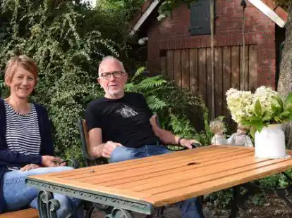 Haben in den vergangenen zehn Jahren gerne ihr Garten-Caf&eacute; er&ouml;ffnet: Annelen und Hans Heyens.