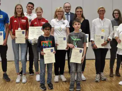 B&uuml;rgermeister Harald Stindt (7. von links) ehrte die erfolgreichen Sportlerinnen und Sportler.