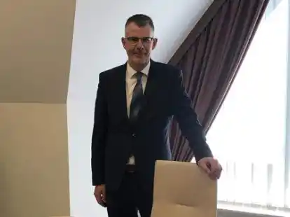 1000. Paare gaben sich vor ihm bereits das Ja-Wort:  Westoverledingens Standesbeamter Helmut ter Hazeborg feiert Jubil&auml;um.