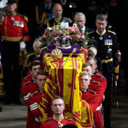 Mitglieder der königlichen Familie folgen dem Sarg von Königin Elizabeth II. nach der Trauerfeier vor der Beisetzung von Königin Elizabeth II. in der Westminster Abbey.