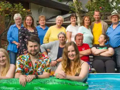 Proben f&uuml;r das St&uuml;ck &bdquo;Wees in&rsquo;n Pool mien Krokodil&ldquo;: die Laienschauspieler von der &bdquo;Speeldeel&ldquo; aus Moslesfehn