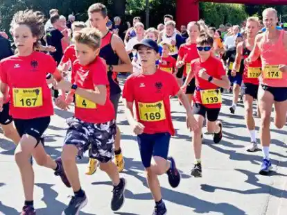 Gut frequentiert war der 5-km-Lauf. Zweitschnellster bei den M&auml;nnern war  Rolf Hommers (2. von rechts, Nr. 174)