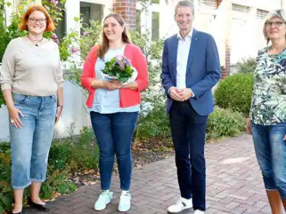 Der Kindergarten &bdquo;Hummelburg&ldquo; in Gr&uuml;ppenb&uuml;hren hat eine neue Leiterin: Mara Kasparak hat zum 1. September die Einrichtung &uuml;bernommen. Anne Willenborg  vom Personalrat begl&uuml;ckw&uuml;nschte Mara Kasparak ebenso zur neuen Aufgabe wie B&uuml;rgermeister Ralf Wessel und die Fachdienstleiterin Kindertagesst&auml;tten Karen Becker (von links).