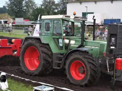 Ein Teilnehmer des diesj&auml;hrigen Tractor-Pulling in Jeddeloh I: Bei dieser traditionellen Veranstaltung m&uuml;ssen die Traktoren einen Bremswagen 100 Meter weit hinter sich her ziehen.