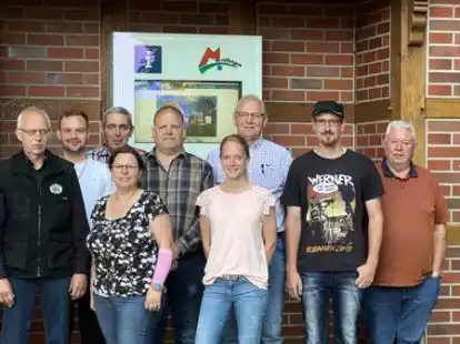 Den neuen Vorstand des Oldtimerclubs Dwergte bilden Rainer Peek (von links nach rechts), Julian Samson, Reinhard Burlage, Klaudia Bahlmann, Markus Brinkmann, Martina Middendorf, Hermann Schrand, Christian T&ouml;nnies und Bernhard Bahlmann.