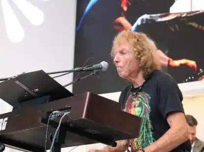 Udo T&ouml;lke sorgt bei der Veranstaltung &bdquo;Mari(n)times&ldquo; in Tossens f&uuml;r die musikalische Untermalung.