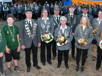 Das neue K&ouml;nigshaus: (von links) Kaja Bleydorn, Leon Schr&ouml;der, Carsten Pelz, Ines Kruse, Rainer Dr&uuml;cker, Renate Peters, Janne Brinkmann, Mirja von Deetzen, Heino Wohlers, Dagmar Pelz und Irmtraud D&uuml;&szlig;mann.