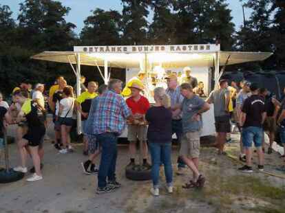 Zum Abschluss der Aktionswoche &bdquo;Bo&szlig;eln f&uuml;r jedermann&ldquo; lie&szlig;en die Teilnehmerinnen und Teilnehmer den Abend mit Kl&ouml;nschnack und Fachsimpelei am Bierwagen ausklingen.