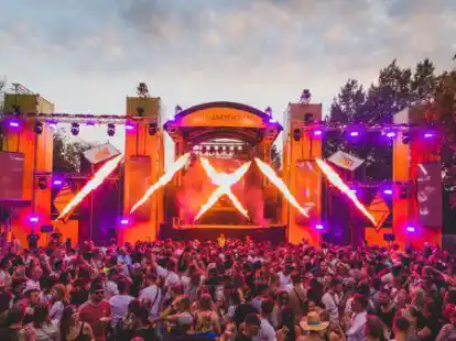 Tausende Festivalbegeisterte zog es ins Oldenburger M&uuml;nsterland, um den Abschluss des Open-Air-Sommers 2022 zu feiern.