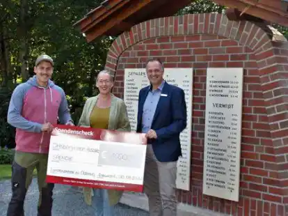 Setzen sich gemeinsam f&uuml;r eine Umgestaltung des Kriegerdenkmals in Husb&auml;ke ein: Jan-Olrik Sch&uuml;rmann (rechts), Filialleiter der LzO Edewecht, &uuml;berreicht John H&uuml;lsmann und Sandra Dreyer vom Ortsb&uuml;rgerverein einen Spendenscheck &uuml;ber 1000 Euro.