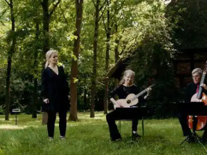 Treten in der Huntloser Kirche auf: die vier K&uuml;nstler (von links) Hanna Thyssen (Gesang), Susanne Peuker (Gitarre), Olaf Tetampel (Gesang/Viola da Gamba) und Martina Bley (Blockfl&ouml;te).