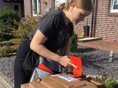 Landkreis-Mitarbeiterin Katharina Emke kontrolliert aktuell, ob richtig getrennt wird. F&uuml;r Plastikt&uuml;ten, Glas oder noch verpackte Lebensmittel in der Biotonne gibt es die rote Karte.