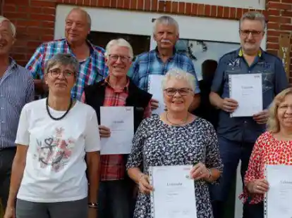 Langj&auml;hrige Mitglieder wurden beim Sozialverband Elisabethfehn geehrt (v.l.): Egon Pestrup, Heike Groothoff, Ewald Jan&szlig;en, Klaus-Dieter Hartwiger, Helmut Jan&szlig;en, Thekla Telgen, Holger Keizer und Rita Keizer.