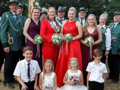 Farblich elegant pr&auml;sentiert sich der neue K&ouml;nigsthron des Sch&uuml;tzenvereins Harkebr&uuml;gge mit K&ouml;nigin Eva-Maria Oeltjenbruns (Mitte mit Kette).