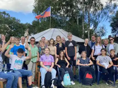 Kurz vor der Abschlussrunde: Die 7a der Oberschule Bockhorn auf dem Hof des Vereins &bdquo;Tiere f&uuml;r Menschen&ldquo;.