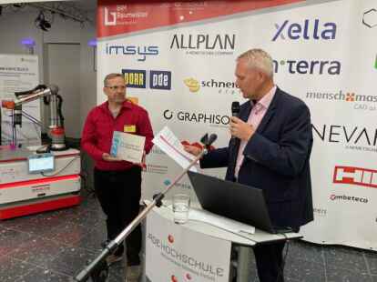 Michael Raps (links),Forschung und Entwicklung im Bereich Bauinformationsmodelle (BIM - building information modelling) an der Jadehochschule nahm aus der Hand von Niedersachsens Wissenschaftsminister Bj&ouml;rn Th&uuml;mler die Plakette des Instituts f&uuml;r datenbankorientiertes Konstruieren entgegen, die die Hochschule als digitalen Ort in Niedersachsen ausweist. Bild: Thomas Husmann