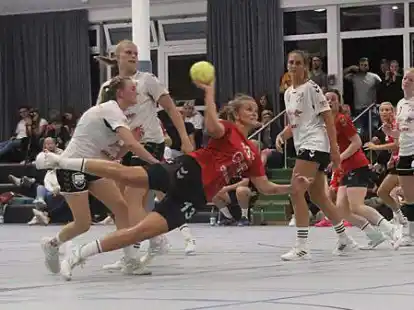 Erfolgreicher Auftakt in der Handball-Oberliga der Frauen: Die gastgebende SG Friedrichsfehn/Petersfehn um Neele Kuhlmann (am Ball) besiegte die HSG Hude/Falkenburg mit 26:20 (16:12).