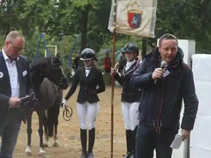 Falkenberg pr&auml;sentierte sich trotz des Dauerregens von seiner besten Seite. Uwe Hann&ouml;ver informierte &uuml;ber die Erfolge der Reit- und Fahrgemeinschaft.