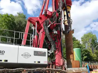 Mit diesem Gro&szlig;ger&auml;t werden die L&ouml;cher in der Baugrube f&uuml;r den Neubau des Klinikums in den Boden gebohrt. Im Vordergrund sind bereits versenkte Mikropf&auml;hle zu erkennen.