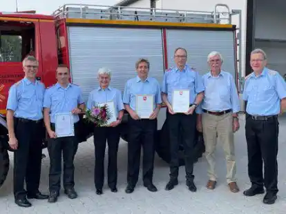 F&uuml;hrungskr&auml;fte und Ehrenmitglieder der Freiwilligen Feuerwehr Friedrichsfehn: (von links) Ortsbrandmeister Uwe Hilgen, Jugendfeuerwehrwart Nils Nitschke, Elisabeth Schr&ouml;der, Heinz Lehwald, Stefan W&uuml;nker, Feuerwehrausschuss-Vorsitzender  Hans Fittje und Gemeindebrandmeister Hinrich Bischoff.