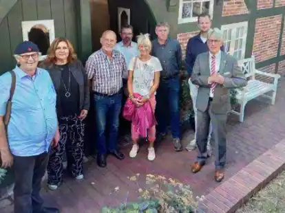 Neben Brakes B&uuml;rgermeister Michael Kurz (rechts) und Initiator Hartmut Backhaus (nicht auf dem Bild) nahmen auch DB-Vertreter Ralf Bahr, Politiker und Anwohner an der Diskussion im Fischerhaus teil.