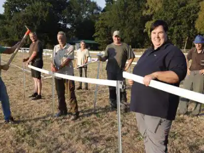 Viele freiwillige Helfer des RuFC Th&uuml;le richten in dieser Woche den Turnierplatz her. Auch Turnierchefin Katja Engelmann (vorne) packt tatkr&auml;ftig mit an.