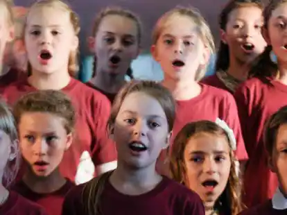 Haben Spa&szlig; an Musik: Singende Kinder im Chor. Symbolbild.