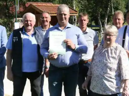 Gruppenbild mit (von links):  Sascha Stolorz, Wilhelm Detmers, Matthias Brandner, Heiko Brandt, Dieter Wiese, Hilke Detmers, Dr. Karsten Padeken, Ulf Detmers