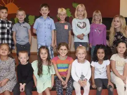 Klasse 1a mit Klassenlehrerin Kathrin M&uuml;ller: Yassin Baragoui, Luke Mason Braje, Abir Cheikhi, Amalya Dar, Meikel Meyer, Ralan Mohammed, Samuel Nogueira Chiea, Elisa &Ouml;zocak, Maria Petrushenko, Linus Postel, Liam Rehbronn, Melina Reins, Annabella Schulz, Soleya Steenmann, Sophie Wagner, Damian Warning, Charlotte Zoller. (Auf dem Foto fehlen vier Kinder.)