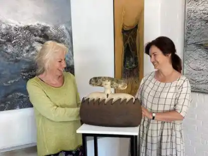 Bilder und Keramikobjekte vereint: die K&uuml;nstlerinnen Hertha Poppinga (links) aus Bad Zwischenahn und Agnieszka Hayduk aus Friesoythe stellen gemeinsam in der Alma-Rogge-Stra&szlig;e 2 aus.