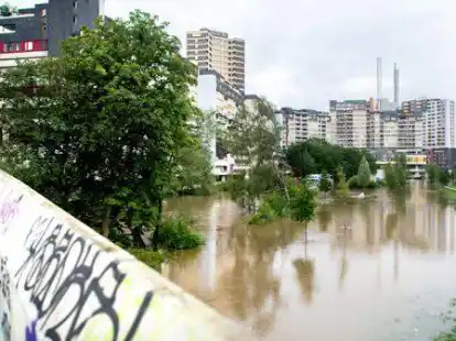 So war&rsquo;s im Sommer 2017: Die &uuml;ber die Ufer getretene Ihme setzte in Hannover (hier am Ihme-Zentrum) einige Stadtviertel unter Wasser. Nun diskutiert die Stadt erneut den Hochwasserschutz nach Starkregenf&auml;llen.