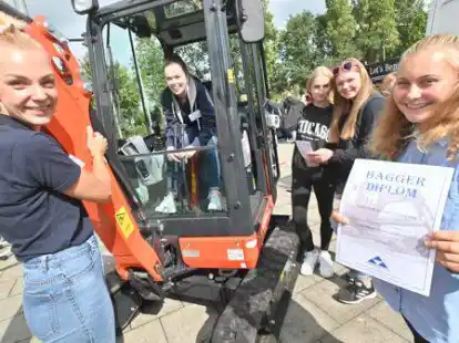 Bei ihnen konnten Besucher der Jobmesse ein Bagger-Diplom absolvieren (von links): Janina Luppa, Melanie Brandt, Nicole Kurek, Laura George und Romy Hennig vom Bauunternehmen Steinbrecher