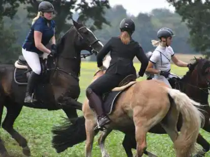 Wendigkeit ist erforderlich: die Fuchsschwanzjagd des RV Ahlhorn. Der Fuchsschwanz wird an der rechten Schulter befestigt &ndash; wie hier bei der rechten Reiterin zu sehen ist.