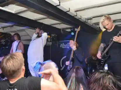 Feierten am Freitagabend im Amadeus-Club in Oldenburg ihr Deb&uuml;talbum (von links): Lukas Meyer, Marne B&uuml;ch, Christopher Maa&szlig;, Martin Schiwy und Lars Riedel von der Ganderkeseer Metalcore-Band &bdquo;Maelf&oslash;y&ldquo;.