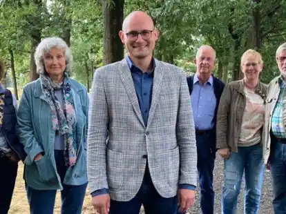 Stehen hinter Pastor Johann-Philipp Nicolaus (vorne), aber kritisieren die Landeskirche: G&uuml;nther Runge (von rechts), Anke Paradies und Rolf Niemeyer. Heike Wolpmann (links) und Dietlind Rosenthal bleiben zun&auml;chst im Gemeindekirchenrat.