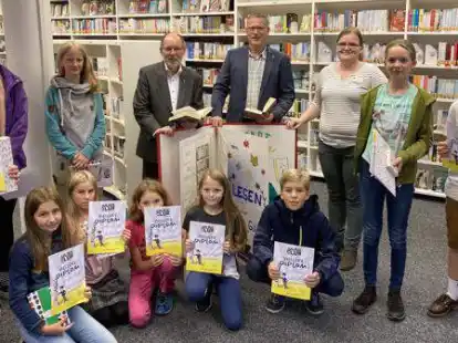 &Uuml;berreichten Diplome an die Julius-Club-Teilnehmenden (hinten Mitte von links): Ludger Brock, Jens Kuraschinski und Sabrina Blekker.
