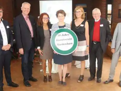 Bei der Feier zum 50-j&auml;hrigen Bestehen des Kunstvereins Nordenham (von links): B&uuml;rgermeister Nils Siemen, der nieders&auml;chsische Minister f&uuml;r Wissenschaft und Kultur, Bj&ouml;rn Th&uuml;mler, Doris Becker, Anne Humboldt und Jane Agena vom Vorstand des Kunstvereins, Ehrenvorsitzender Hinrich Bartels und Burkhard Leimbach von der Nordenhamer Goethe-Gesellschaft