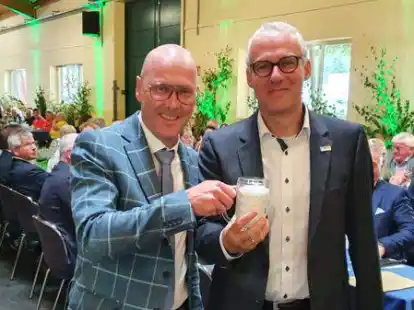 Ein Prost auf den Mari&auml; Geburtsmarkt: Neidhard Varnhorn (links) und Dr. Marco Trips