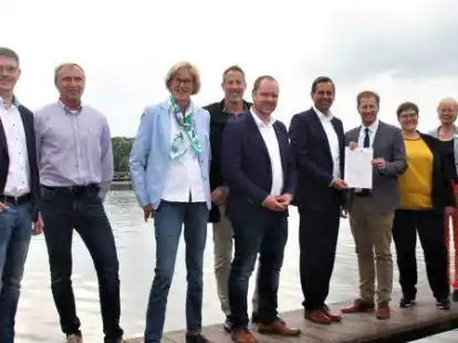 Einsatz f&uuml;rs Zwischenahner Meer: (von links) Hendrik Lehners (Amtsleiter Umwelt- und Klimaschutz Landkreis Ammerland), Hans-Heinrich Schuster (NLWKN), Ute Schlautmann (NLWKN), Kai Wienken (Ammerl&auml;nder Wasseracht), Bj&ouml;rn Meyer, Umweltminister Olaf Lies, B&uuml;rgermeister Henning Dierks, Lena R&ouml;be-Oltmanns,  Talke Hinrichs-Fehrendt (Amt f&uuml;r regionale Landesentwicklung Weser-Ems) und Sandra Ahlers (Amtsleitung Planungs- und Umweltamt BZ).