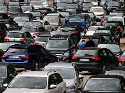 Mehr Stellpl&auml;tze in Norddeich: Weil es in der Sommersaison immer wieder zu &Uuml;berf&uuml;llung und unerlaubtem Parken in anliegenden Wohnstra&szlig;en gibt, plant die Verwaltung erneut einen L&uuml;ckenschluss auf dem Gro&szlig;parkplatz vor dem Ocean Wave &ndash; der erste Entwurf war abgelehnt worden.