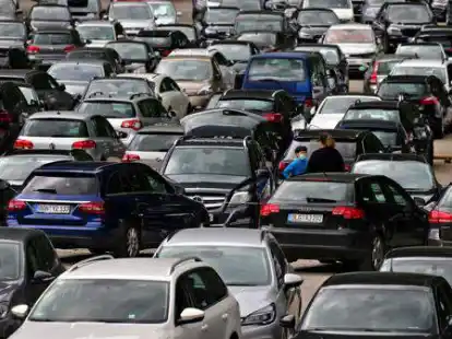Mehr Stellpl&auml;tze in Norddeich: Weil es in der Sommersaison immer wieder zu &Uuml;berf&uuml;llung und unerlaubtem Parken in anliegenden Wohnstra&szlig;en gibt, plant die Verwaltung erneut einen L&uuml;ckenschluss auf dem Gro&szlig;parkplatz vor dem Ocean Wave &ndash; der erste Entwurf war abgelehnt worden.