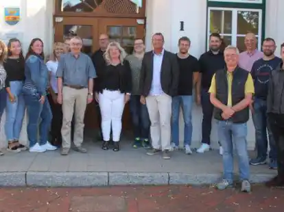 Feierliche Verabschiedung: Detlef Kant (sechster von links) beendet seine T&auml;tigkeit f&uuml;r die Gemeinde Zetel.