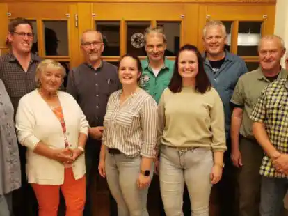 Gastgeberin Barbara Wurmsee (3. von links ) mit Mitgliedern von Vorstand und Beirat des Dorfvereins Hurrel (von links): Mirjam van der Sanden, Erik Haverkamp, Manfred K&ouml;ster, Tomke Stolle, Egon Wachtendorf, Fentke Stolle, J&ouml;rg Thon, Heiko Pape und Gerhard Ahrens. Es fehlen Svenja Brinkmann, Edo Schweers und Michael Westphal.