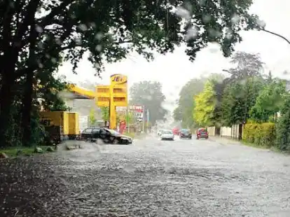 &Uuml;berflutete Raiffeisenstra&szlig;e in Rastede: So sah es im Juni 2021 nach dem heftigen Unwetter aus.