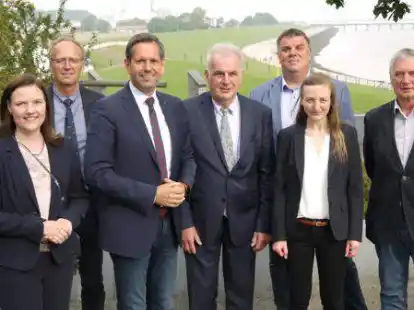 Den erh&ouml;hten verst&auml;rkten Heppenser Seedeich mit Blick auf den &Ouml;lhafen besuchten (von links) MdB Anne Janssen, Gerd Bartels, Minister Olaf Lies, Eilt Onno Garlichs, Carsten Feist, Rena L&uuml;hrsen und Hans-Heinrich Schrievers (ausgeschiedener stellv. Deichbandverbandsvorsteher).
