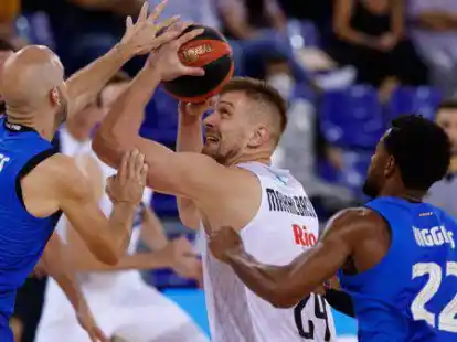 Enge Deckung: Rasid Mahalbasic (Mitte/CB Breogan) im Duell mit dem FC Barcelona